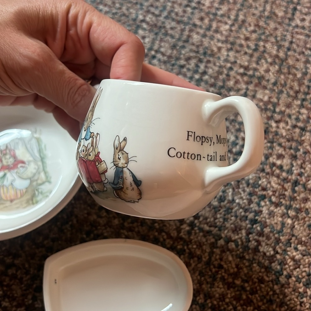 Peter Rabbit Wedgewood nursery set and trinket dish - Picture 12 of 14